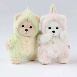 Медведь Lina TeddyTales, в костюмчике Зеленого динозавра, молочный, брелок, XS, 15 см